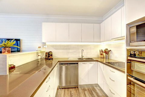 Snow Ski Apartments 36 - Sunshine Coast Guide 2