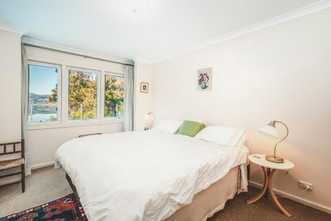 The Anchorage Waterfront Apartment - Sunshine Coast Guide 6