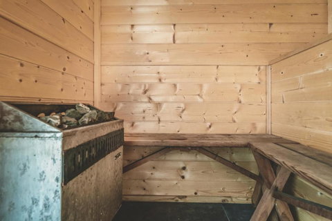 The Anchorage Waterfront Apartment - Sunshine Coast Guide 4