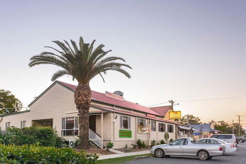 D'Aguilar Hotel Motel - Sunshine Coast Guide 1