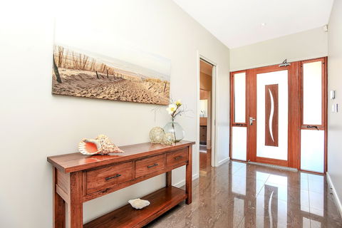 Lavina Luxury Beach House - Sunshine Coast Guide 1