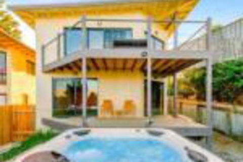 Achilles - Sunshine Coast Guide 0