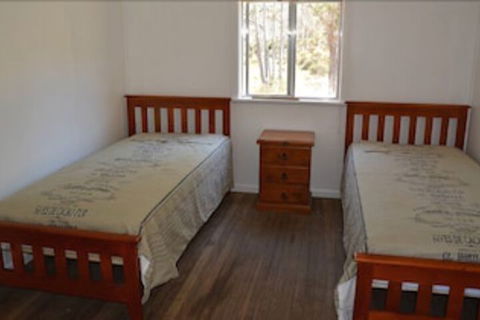 Four Bull Hut - Sunshine Coast Guide 2