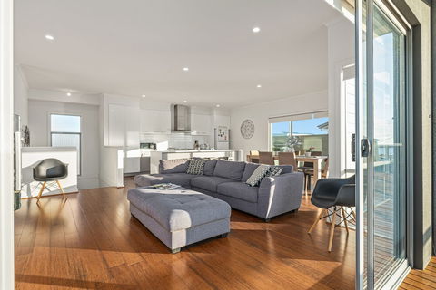 Oceans Eight - Sunshine Coast Guide 5