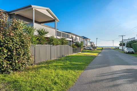 Oceans Eight - Sunshine Coast Guide 1