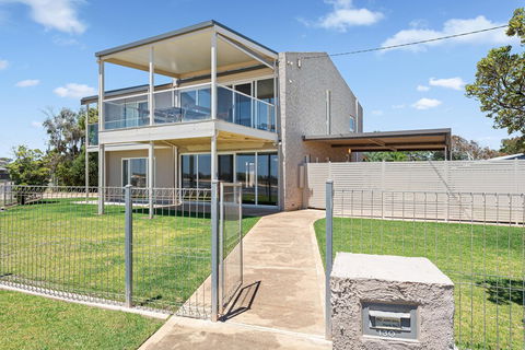 Pearl By The Sea - Sunshine Coast Guide 1