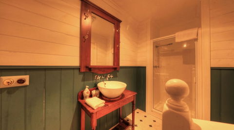 Grace's Spa Cottage - Sunshine Coast Guide 5