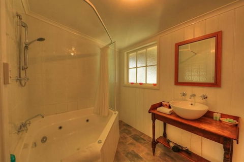Grace's Spa Cottage - Sunshine Coast Guide 3