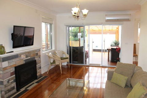 Island Living - Sunshine Coast Guide 1