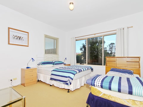 Through The Looking Glass - Sunshine Coast Guide 1