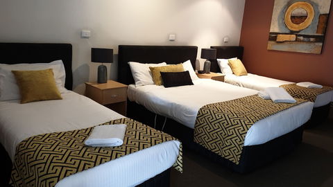 Tenterfield Tavern And Motor Inn - Sunshine Coast Guide 2