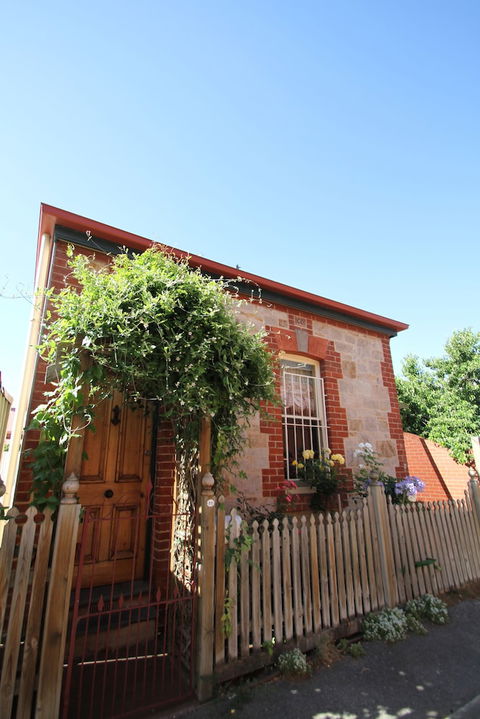 Adelaide Heritage Cottages & Apartments - Sunshine Coast Guide 1