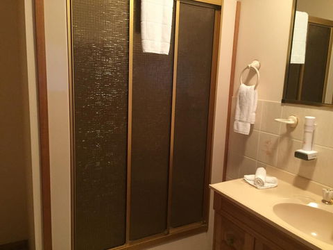 Glenaire Apartments On Frazer St - Sunshine Coast Guide 3
