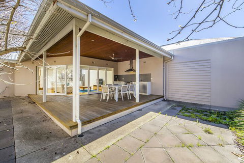 Inner Western Suburbs Retreat - Sunshine Coast Guide 2