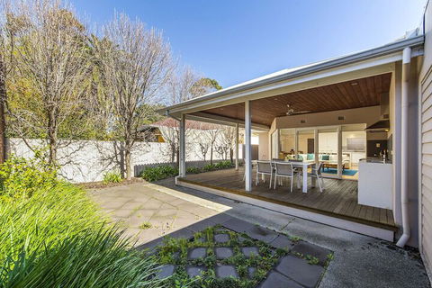Inner Western Suburbs Retreat - Sunshine Coast Guide 1