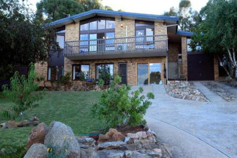 Alpine Apartment Great Location With Views Of Lake Jindabyne - Sunshine Coast Guide 0