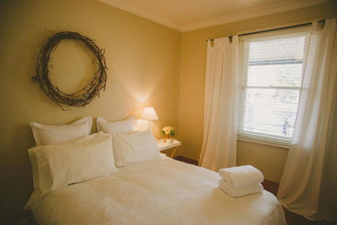 Apple Cottage Orange NSW - Sunshine Coast Guide 5