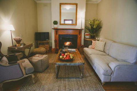 Apple Cottage Orange NSW - Sunshine Coast Guide 0