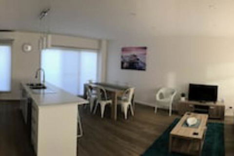Santa Monica Lodge - Sunshine Coast Guide 0