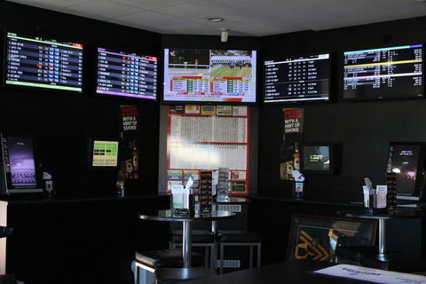 Tandara Hotel Motel - Sunshine Coast Guide 6