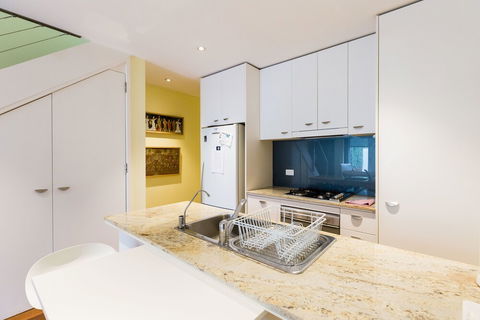 ALEXANDER, 2BDR South Melbourne House - Sunshine Coast Guide 2