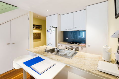 ALEXANDER, 2BDR South Melbourne House - Sunshine Coast Guide 1