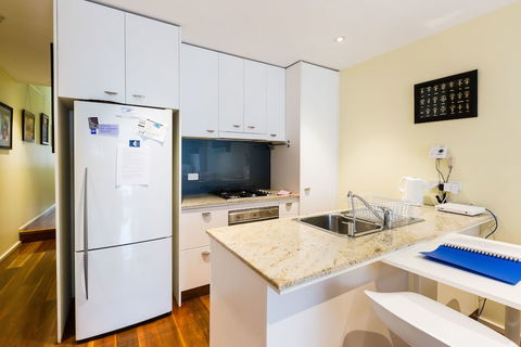ALEXANDER, 2BDR South Melbourne House - Sunshine Coast Guide 3