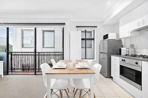 SIENNA, 1BDR South Melbourne Apartment - Sunshine Coast Guide 1