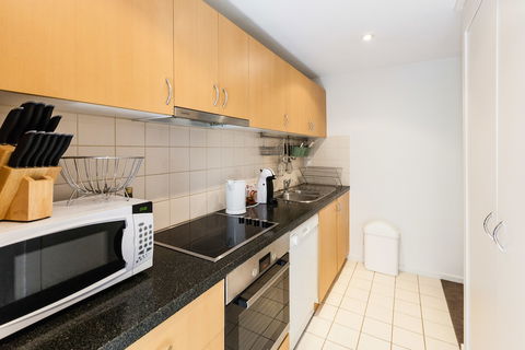 NAOMI, 2BDR South Melbourne Apartment - Sunshine Coast Guide 4