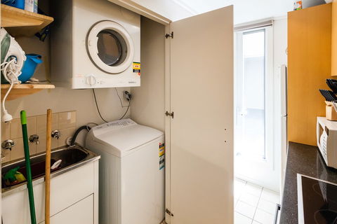 NAOMI, 2BDR South Melbourne Apartment - Sunshine Coast Guide 0