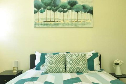 Three Sisters Garden Cottage - Sunshine Coast Guide 5