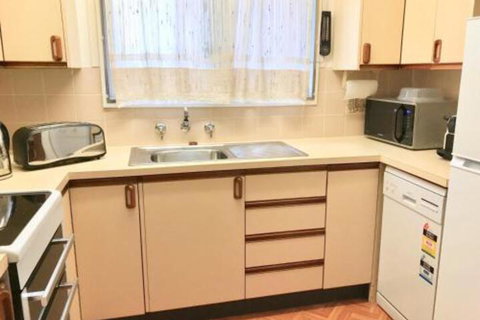 Three Sisters Garden Cottage - Sunshine Coast Guide 4