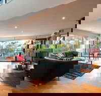 Dee Jays Studio - Sunshine Coast Guide
