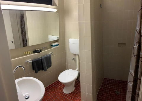 The Stuart Hotel-Motel - Sunshine Coast Guide 5
