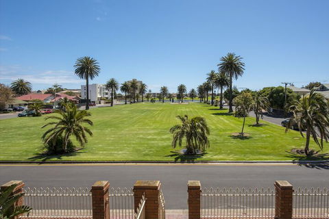 Parkview Villa 2 Luxury 3 Bedroom Home - Sunshine Coast Guide 5