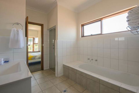 Parkview Villa 2 Luxury 3 Bedroom Home - Sunshine Coast Guide 2
