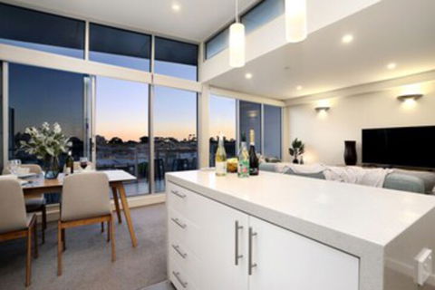 StayCentral Brunswick Penthouse - Sunshine Coast Guide 0