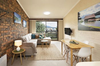 Ellswood 9 In Central Jindabyne - Sunshine Coast Guide 0