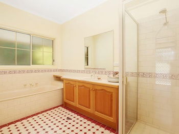 Alpine Mist - Spacious 5 Bedroom Home - Sunshine Coast Guide 6