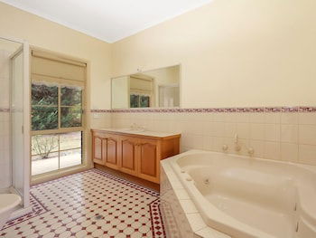 Alpine Mist - Spacious 5 Bedroom Home - Sunshine Coast Guide 5