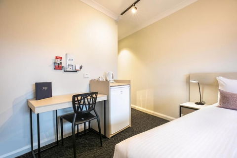 Nightcap At Hendon Hotel - Sunshine Coast Guide 2