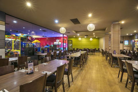 Nightcap At Waltzing Matilda Hotel - Sunshine Coast Guide 6