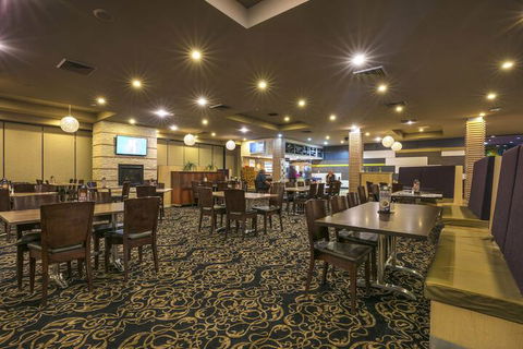 Nightcap At Waltzing Matilda Hotel - Sunshine Coast Guide 7