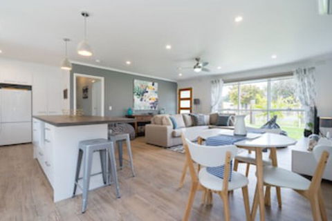 Xanadu Shores - Sunshine Coast Guide 0