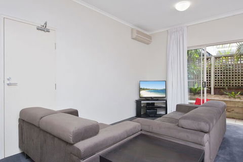 Zenith Studio Unit 4 / 10 Messines Street - Sunshine Coast Guide 2