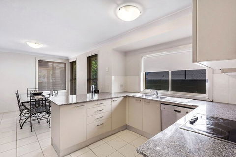 Alida Place 1 Lagoons Estate - Sunshine Coast Guide 3