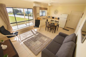 Pelican Perch Retreat - Sunshine Coast Guide 0