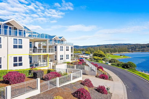 Southbound Escape At The Wharf - Sunshine Coast Guide 7
