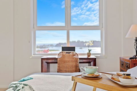 Southbound Escape At The Wharf - Sunshine Coast Guide 3