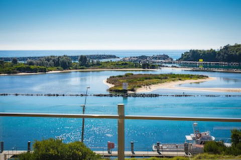 Southbound Escape At The Wharf - Sunshine Coast Guide 0